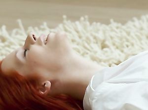 Огненно рыжая лесбиянка делает чудесный куни русской телочке