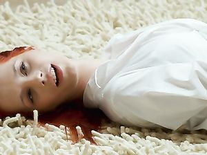 Огненно рыжая лесбиянка делает чудесный куни русской телочке