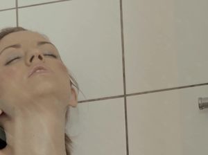 Мокрая красавица ласкает киску в душе