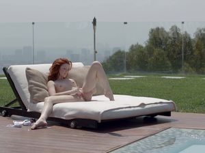 Горячее пикантное шоу с мастурбацией рыжей девки