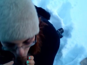 Молодые потрахались зимой на улице