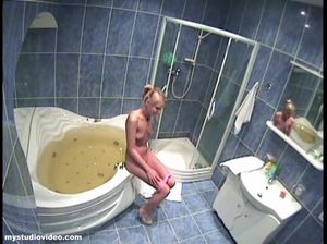 Оператор жарко поимел красивую блондинку во время съемок в ванной