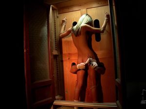 Девушку привязали к стенке чтобы облапать за все места