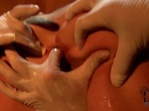 Девушку привязали к стенке чтобы облапать за все места