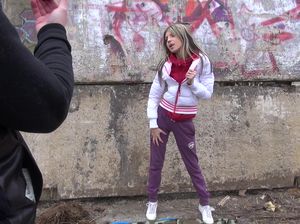 Фото-кастинг на улице закончился для молодой русской шлюшки жарким трахом