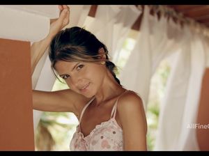 Сухощавая девчонка в масле активно дрочит пилотку пальцами