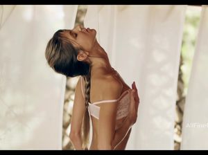 Сухощавая девчонка в масле активно дрочит пилотку пальцами