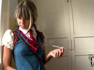 Строгая училка наказала студентку за курение и жестко отшлепала ее по голой жопе