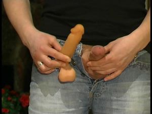 Парень заменил резиновый член своей мамы на свой стояк