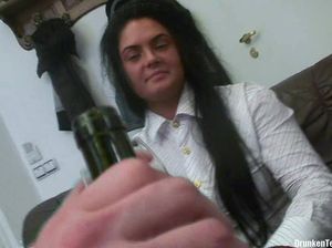 Два парня трахают пьяненькую русскую шлюшку на диване