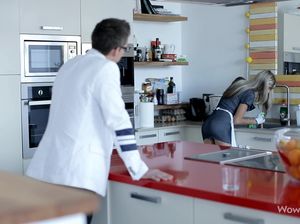 Мажор пердолит худую русскую служанку у себя на кухне