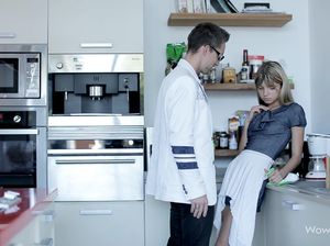 Мажор пердолит худую русскую служанку у себя на кухне