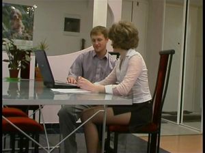 Секретарша в черных колготах отдалась начальнику на столе