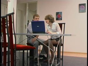 Секретарша в черных колготах отдалась начальнику на столе