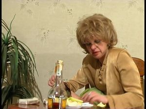 Молодчик напоил зрелую мамку и крепко выебал ее пока она спала