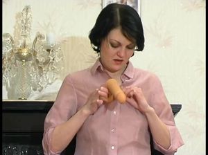 Похотливый брат застукал сестру за дрочкой и присунул ей у рояля