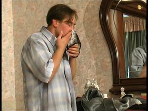 Озабоченный взрослый сын трахнул маму в чулках на полу