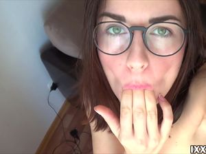 Очкастая красотка ласкает свою киску на камеру