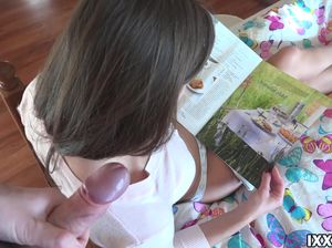 Сисястую красавицу ебут в пизду и кончают ей на животик