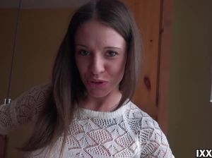 Сводная сестра страстно сосет хуй брата и заставляет его кончить