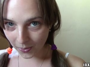 Милашка с хвостиками сосет член на лестничной площадке