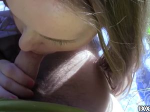 Бородатый мужик ебет девушку на улице и кончает ей в рот
