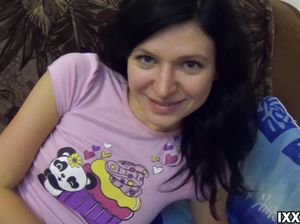 Худую брюнетку с маленькими сиськами жестко ебут в пизду на диване и кончают ей внутрь