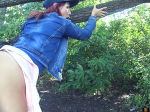 Красноволосую красавицу жестко ебут раком в лесу