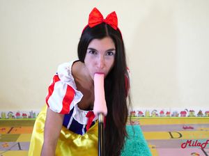 Сучка в костюме белоснежки трахает себя в анал секс машиной