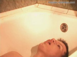 Две госпожи по очереди писают в рот рабу