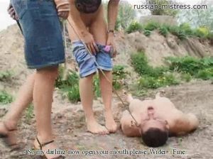 Сучка писает в рот молодому парню на улице