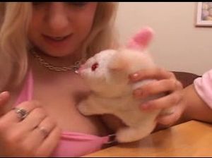 Мужик ебет в попку двух возбужденных подружек