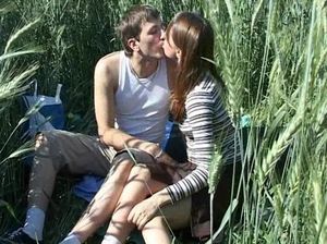 Молодая пара трахается на улице в кустах