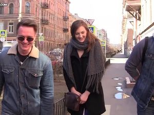 Два молодых пикапера подцепили красотку на улице и трахнули ее на бильярдном столе