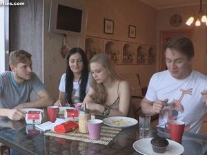 Две молодые пары свингеров ебутся дома на диване