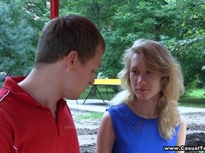 Хитрый мужик трахает молодую красавицу во время массажа и кончает ей на лицо