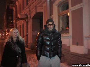 Накаченный мулат жестко ебет молодую блондинку своим огромным хуем в пизду