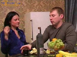 Парень трахнул свою пьяную девушку в ее узкую анальную щель