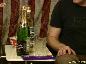 Парень трахает пьяную девушку с обвисшими сиськами