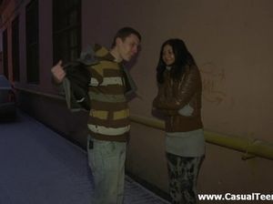 Пацан трахает милую подружку на кухонном столе