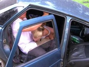 Два молодых пикапера по очереди ебут давалку на улице