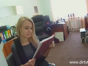 Парень трахает шикарную блондинку в офисе