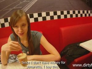 Парень ебет худую малышку в туалете кафешки