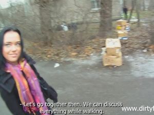 Парень познакомился на улице с милой брюнеткой и выебал ее у себя дома