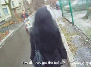 Парень познакомился на улице с милой брюнеткой и выебал ее у себя дома