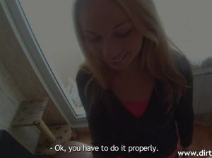 Молодую студентку жестко ебет в пизду пикапер с улицы