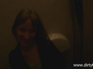 Возбужденный мужик трахает подругу на улице и в туалете торгового центра