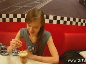 Худую русскую сучку ебут в туалете местного кафе