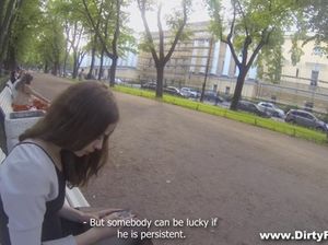 Пацан подцепил на улице красотку и выебал ее у себя в квартире