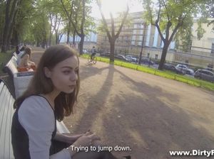 Пацан подцепил на улице красотку и выебал ее у себя в квартире